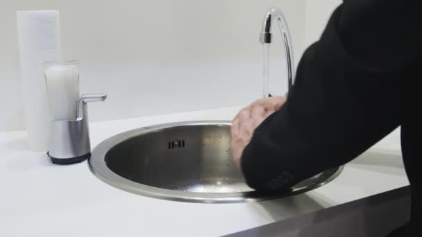 Lavarse las manos en fregadero blanco — Vídeos de Stock