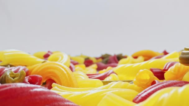 Seluruh biji-bijian berwarna-warni pasta dalam gerakan kamera — Stok Video