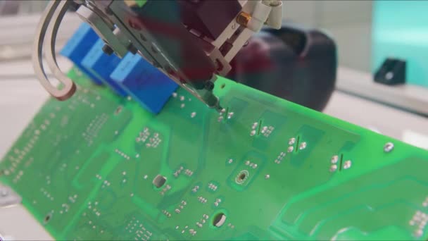 Equipo robótico automatizado que repara la placa base — Vídeos de Stock