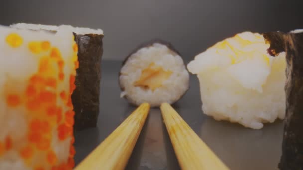 Sushi na płytce z kamerą ruchu makro materiał — Wideo stockowe