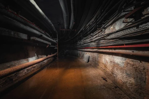 Velho ponto de vista de passagem subterrânea abandonada — Fotografia de Stock