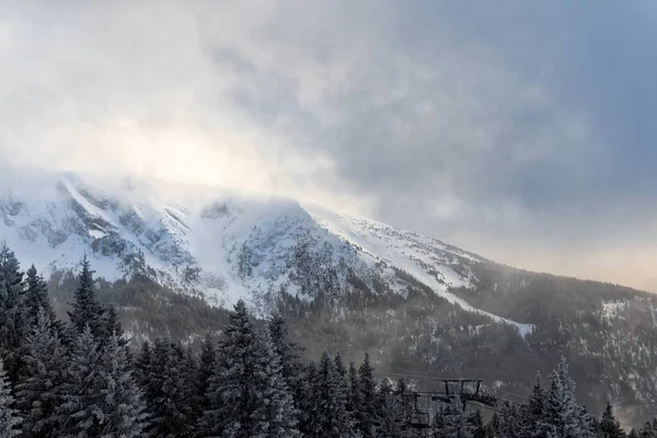 Majestueux Hautes montagnes avec neige d'hiver — Photo