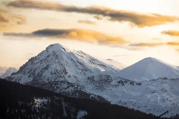 Величественные высокие горы с зимним снегом — стоковое фото
