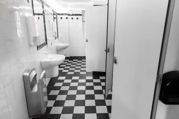 Интерьер ванной комнаты с туалетом и туалетом — стоковое фото