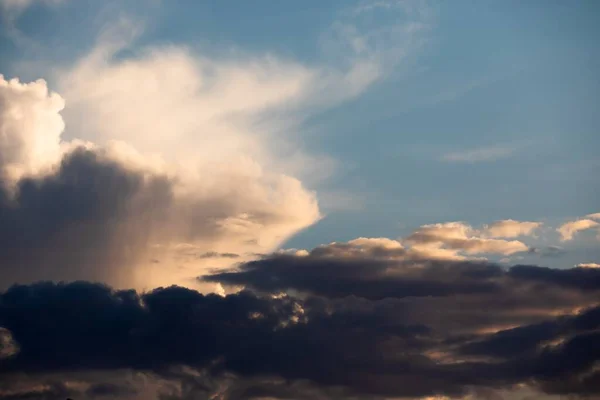 Wolken sammeln sich am blauen Himmel — Stockfoto