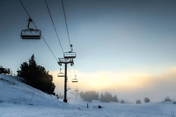 Téléski dans les Alpes sur les pistes — Photo