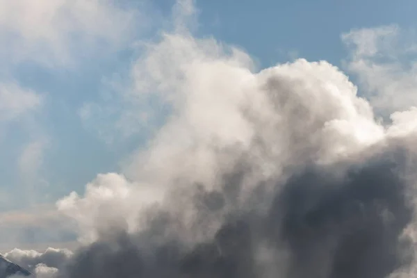 Nubes reunidas en el cielo azul — Foto de Stock