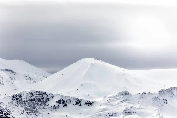 겨울 눈덮인 장엄 한 높은 산 — 스톡 사진