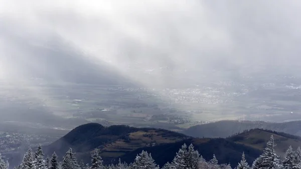 冬の雪を持つ雄大な高い山 — ストック写真