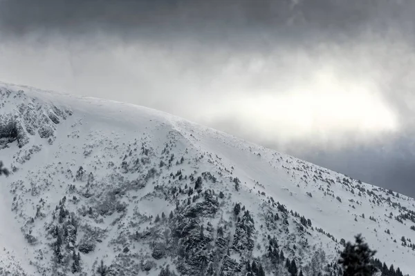 Majestätisches Hochgebirge mit Winterschnee — Stockfoto