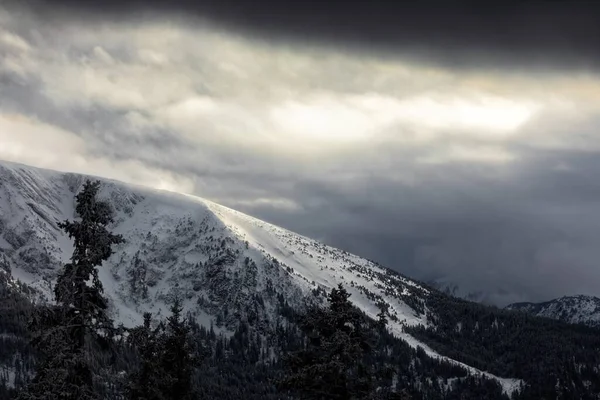 威严的高山，冬季白雪 — 图库照片