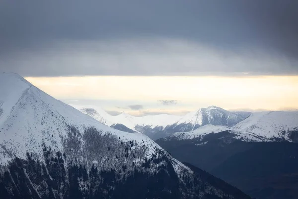 Majestic High mountains with winter snow — Stock Photo, Image