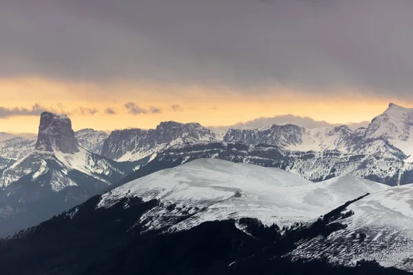 Majestätisches Hochgebirge mit Winterschnee — Stockfoto
