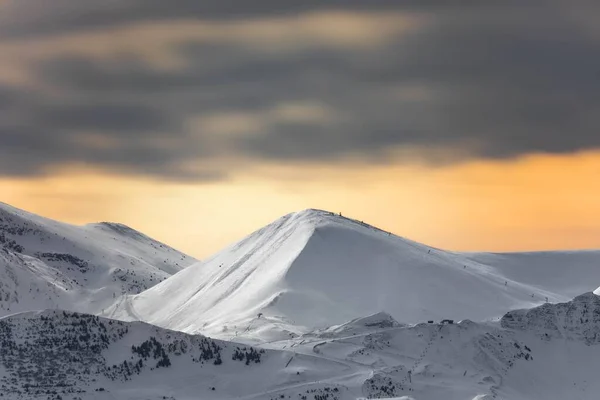 Majestueux Hautes montagnes avec neige d'hiver — Photo