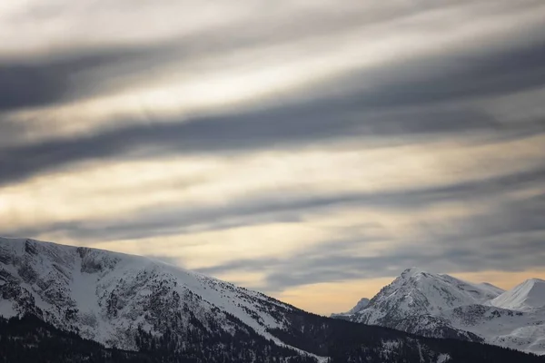 Majestätisches Hochgebirge mit Winterschnee — Stockfoto