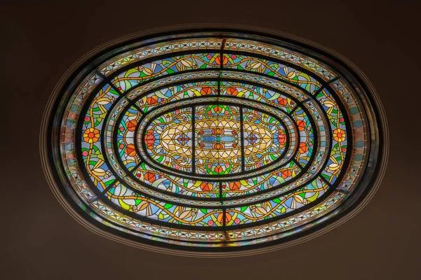 Okno s barevným tvarem kruhu — Stock fotografie