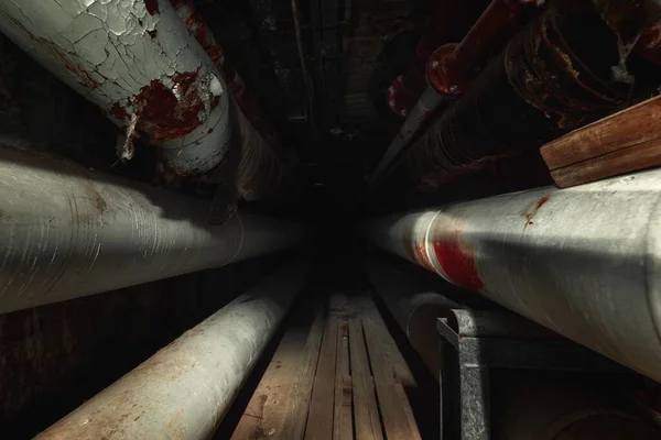 Темний підземний тунель з труб — стокове фото
