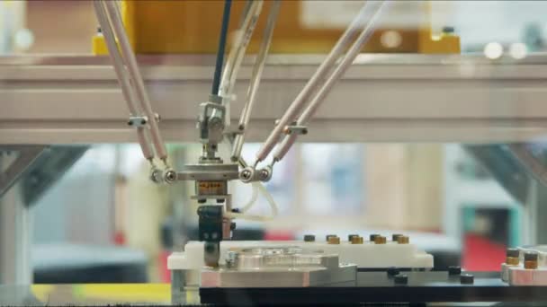 Automatisierte Robotertechnik bei der Arbeit — Stockvideo