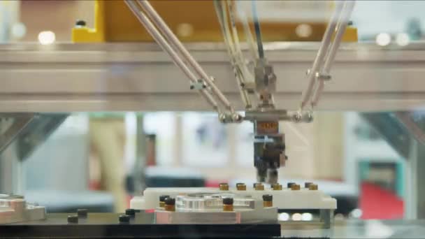 Geautomatiseerde robotapparatuur op het werk — Stockvideo