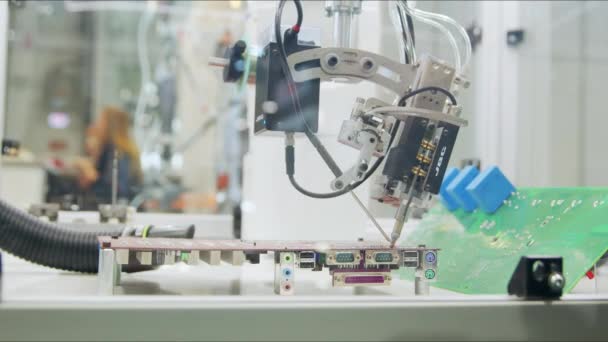 Equipamento robótico automatizado no trabalho — Vídeo de Stock