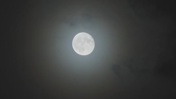 Luna piena contro cielo notturno nuvoloso — Video Stock