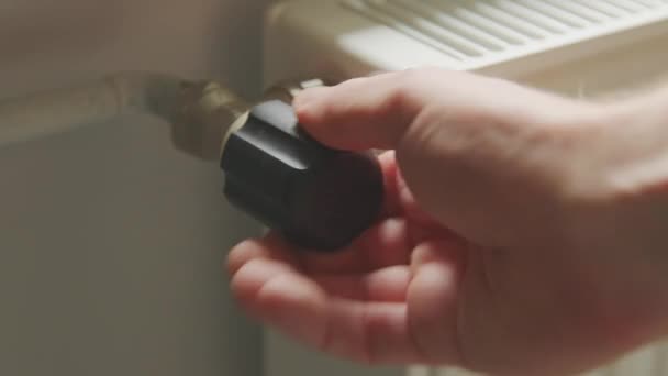 Tuning Heat adjustment valve on wall radiator — Stockvideo