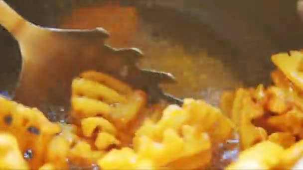 法式薯条在葵花籽油中沸腾 — 图库视频影像