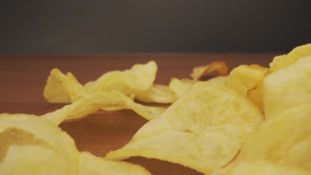 Картофельные чипы в кадре крупным планом — стоковое видео