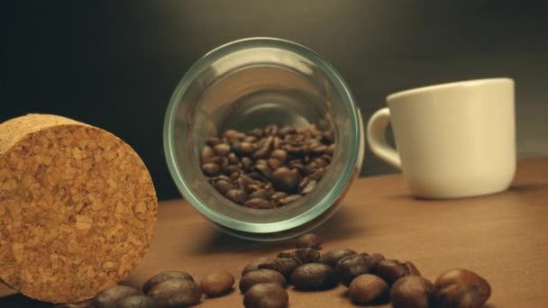 Palone ziarna kawy na stole w ruchu kamery — Wideo stockowe
