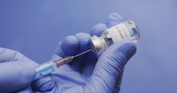 ワクチンで人間の手を閉じる映像 — ストック動画
