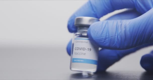 Εμβόλιο σε ανθρώπινα χέρια — Αρχείο Βίντεο