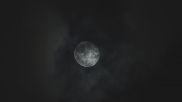 Lua cheia contra céu noturno nublado — Vídeo de Stock