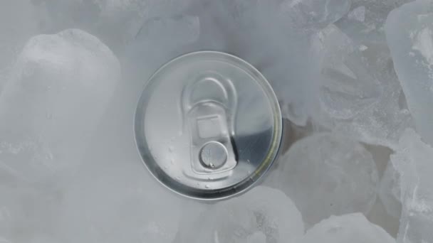 Алюминиевая банка с содовой крутится в холодных кадрах движения льда — стоковое видео