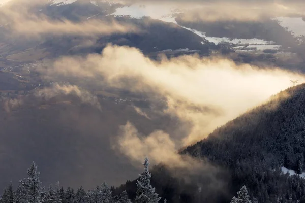 Majestosas montanhas altas com neve de inverno — Fotografia de Stock