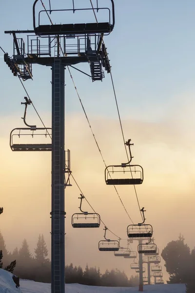 Remonte en los Alpes en las pistas — Foto de Stock