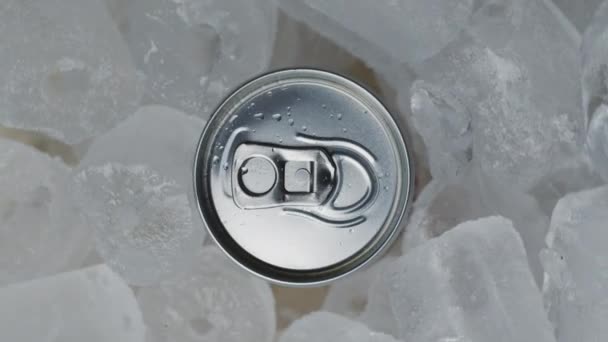Latón de soda de aluminio puede girar en imágenes de movimiento de hielo fresco — Vídeos de Stock