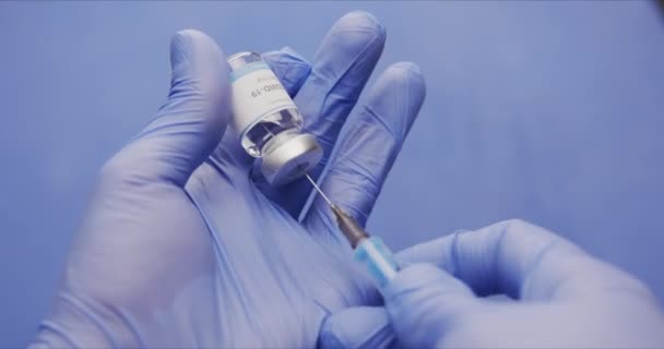 Vaccin in mensenhanden close-up beelden — Stockvideo