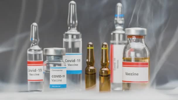 Vacuna contra virus en frascos pequeños — Vídeo de stock