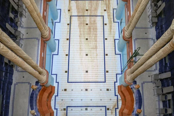 Baño tradicional con piscina —  Fotos de Stock