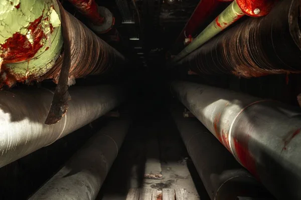 Mörk underjordisk tunnel av rör — Stockfoto