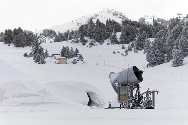 Cañón de nieve en estación de esquí — Foto de Stock