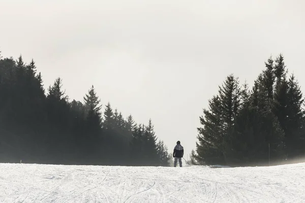斜面と霧のスキーパス — ストック写真