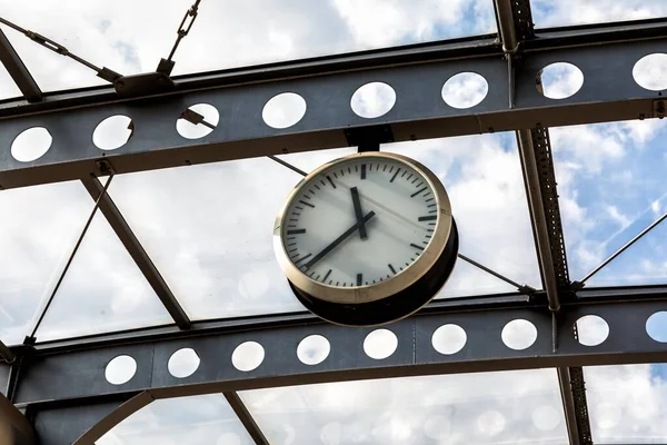 Gran reloj en el primer plano de la estación — Foto de Stock