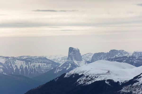 Majestätisches Hochgebirge mit Winterschnee — Stockfoto