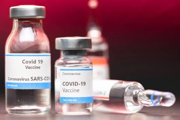 Küçük şişelerde virüs aşısı — Stok fotoğraf
