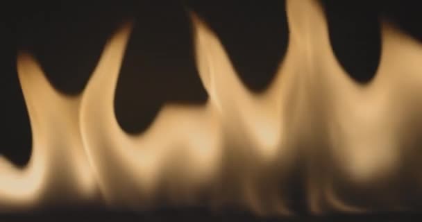 Fuego bailando sobre fondo oscuro 120fps cámara lenta loopable — Vídeo de stock