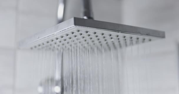 Vatten som flyter från duschhuvud 120 fps slow motion närbild — Stockvideo