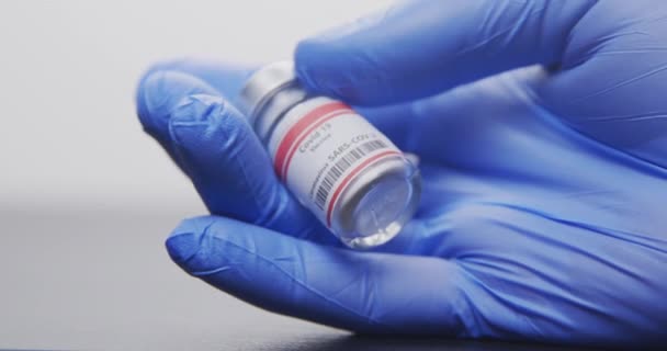 Impfung in Menschenhänden Nahaufnahme — Stockvideo