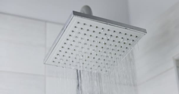 Air yang mengalir dari shower head 120 fps slow motion closeup footage — Stok Video
