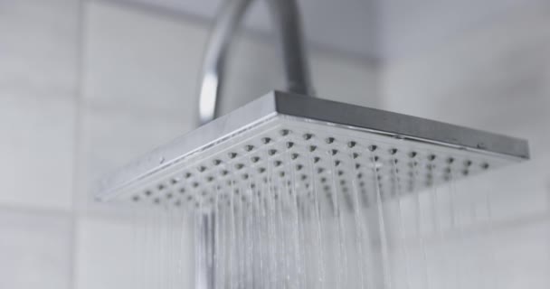 Agua que fluye de la cabeza de la ducha 120 fps cámara lenta de primer plano — Vídeos de Stock